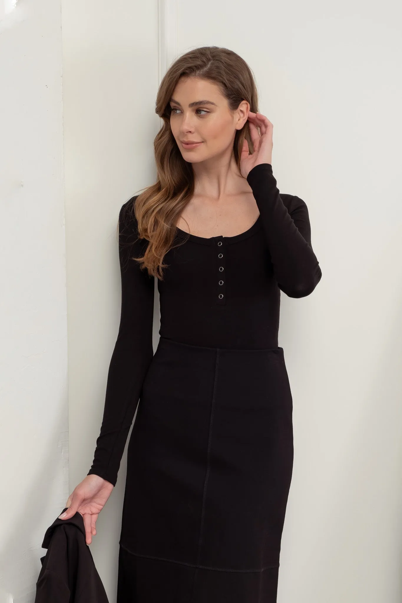 SCOOP NECK LONG SLEEVE HENLEY KNIT TOP