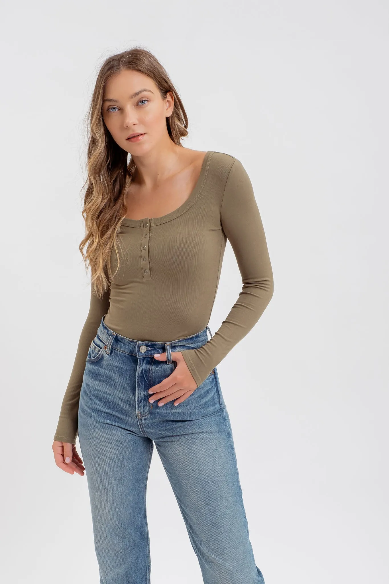SCOOP NECK LONG SLEEVE HENLEY KNIT TOP