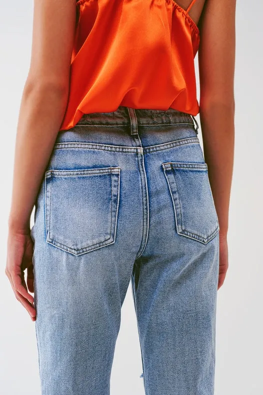 Sraight-Leg Jeans With Exposed Buttons And Ripped Knees